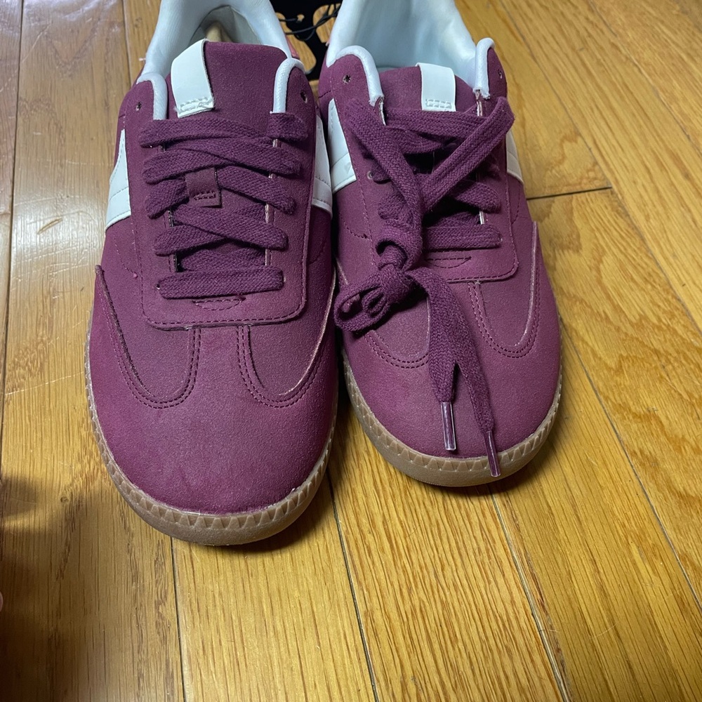 Adorable Plum Sneakers with White‎ Accents casual size 3 NWT - Picture 2 of 8